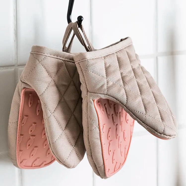 Silicone Grip Oven Mitts – Heat-Resistant, Non-Slip & Quilted Pair