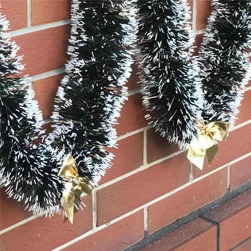 Snow-Flocked Christmas Garland – 2m Frosted Greenery for Indoor and Outdoor