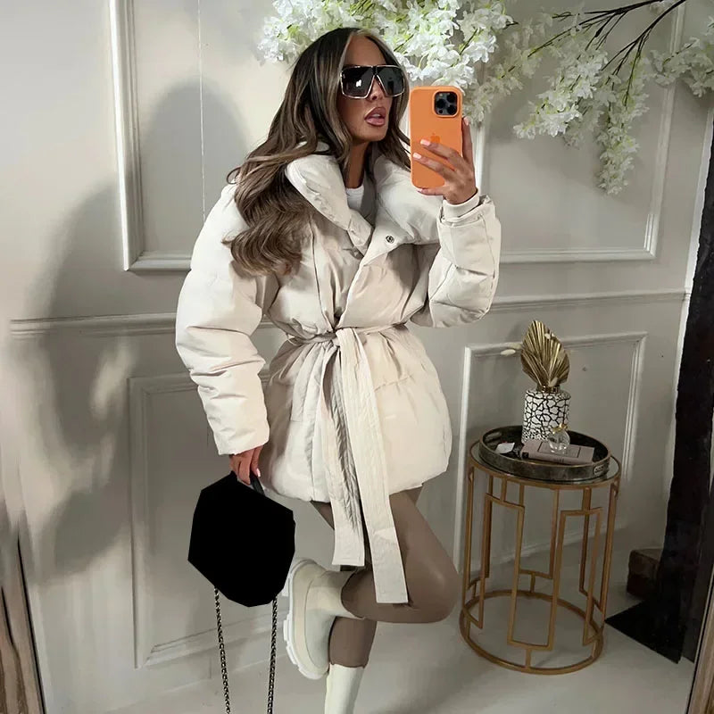 Enhanced Product Title: "Laura Elegante Wattierte Jacke für Damen – Stilvolle, Warmgefütterte Winterjacke mit Kapuze" 

This title includes relevant keywords and phrases that can improve visibility in Google Shopping searches while clearly describing the
