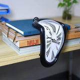 Enhanced Product Title: "Schmelzende Vintage-Uhr – Zeitverzerrungs-Inspiration für einen einzigartigen Stil" 

This title maintains the original concept while improving clarity and appeal for potential buyers.
