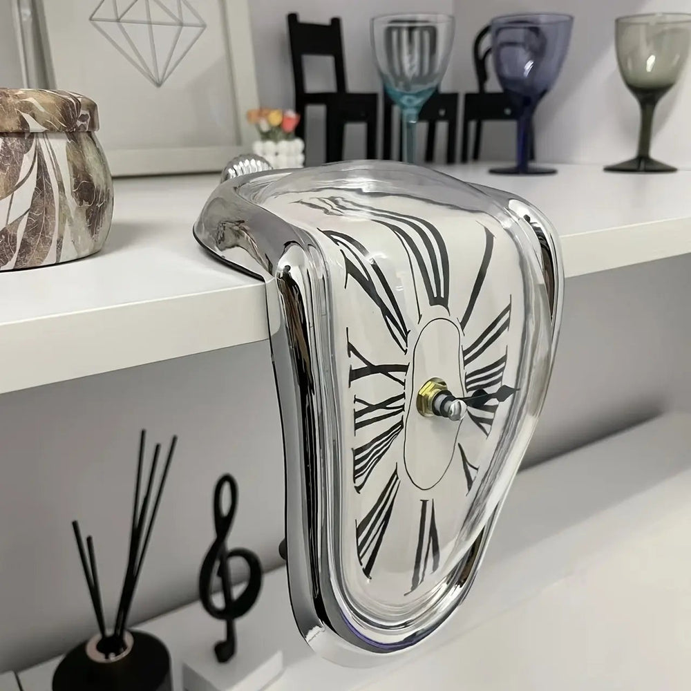 Enhanced Product Title: "Schmelzende Vintage-Uhr – Zeitverzerrungs-Inspiration für einen einzigartigen Stil" 

This title maintains the original concept while improving clarity and appeal for potential buyers.