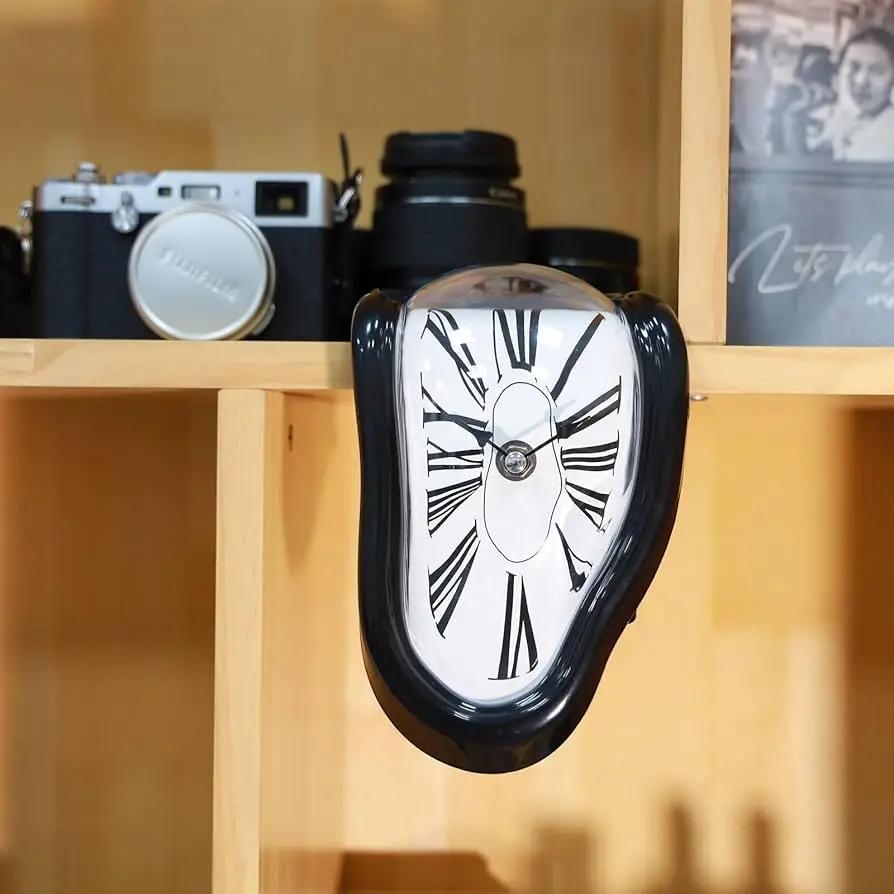 Enhanced Product Title: "Schmelzende Vintage-Uhr – Zeitverzerrungs-Inspiration für einen einzigartigen Stil" 

This title maintains the original concept while improving clarity and appeal for potential buyers.