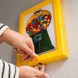 Optimized Product Title: "Seltene Vintage Bonbonspender Wandkunst – Nostalgischer Süßigkeitenspender mit Überraschungseffekt" 

This title includes relevant keywords while maintaining clarity and appeal for potential customers.