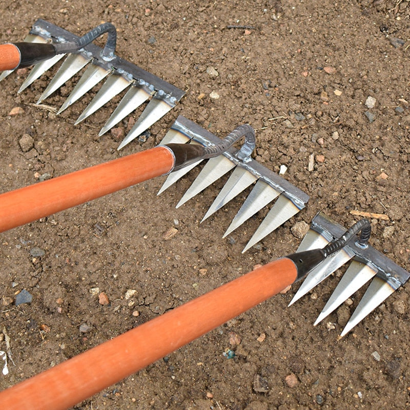 Optimized Product Title: "Hochwertige Gartenhacke aus Kohlenstoffstahl – Scharfe Zinken für effektives Jäten und müheloses Bodenlockern" 

This title includes relevant keywords while enhancing clarity and appeal for potential buyers.