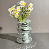 Optimized Product Title: "Spiegelkachel-Vase mit Spiraldesign – Elegante Deko für Ihr Zuhause" 

This title includes relevant keywords while also highlighting the product's decorative appeal, making it more attractive for potential buyers.