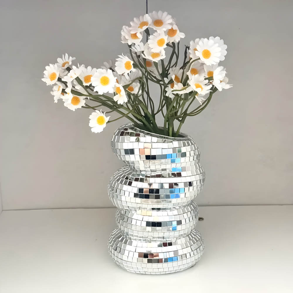 Optimized Product Title: "Spiegelkachel-Vase mit Spiraldesign – Elegante Deko für Ihr Zuhause" 

This title includes relevant keywords while also highlighting the product's decorative appeal, making it more attractive for potential buyers.