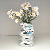 Optimized Product Title: "Spiegelkachel-Vase mit Spiraldesign – Elegante Deko für Ihr Zuhause" 

This title includes relevant keywords while also highlighting the product's decorative appeal, making it more attractive for potential buyers.