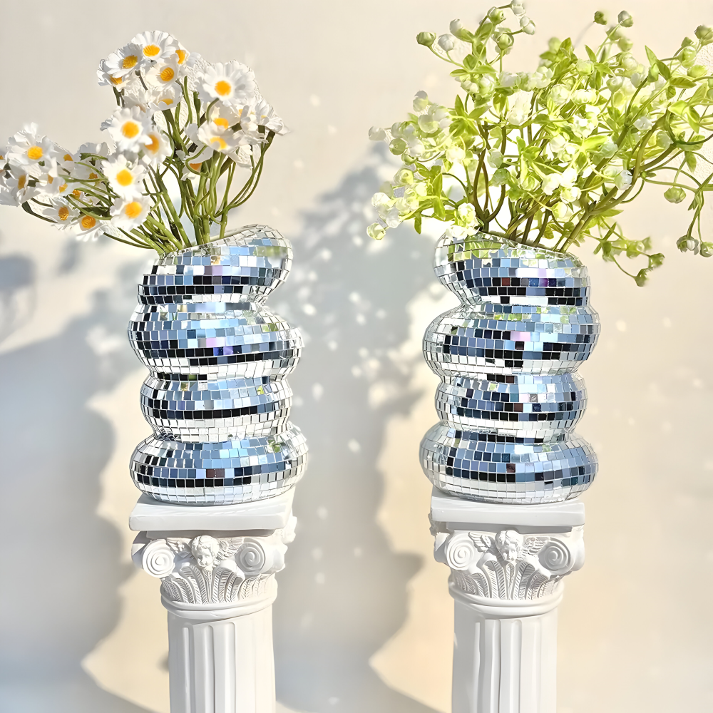 Optimized Product Title: "Spiegelkachel-Vase mit Spiraldesign – Elegante Deko für Ihr Zuhause" 

This title includes relevant keywords while also highlighting the product's decorative appeal, making it more attractive for potential buyers.