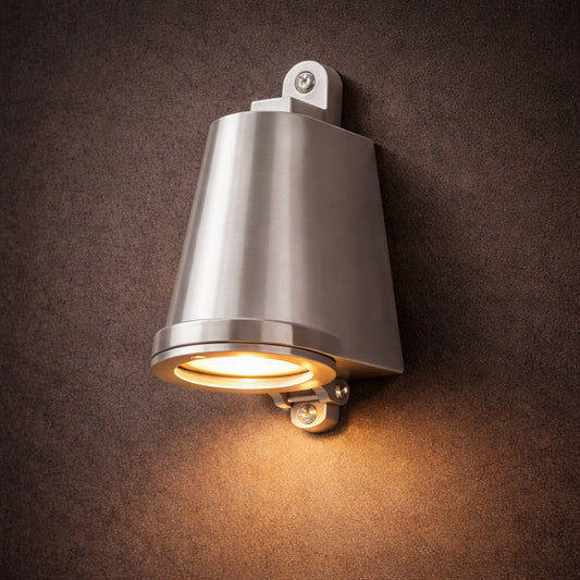 Outdoor Wall Light – Modern Metal, Exterior Mount & Warm Glow