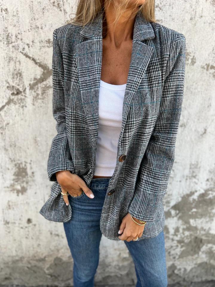 Optimized Product Title: "Vittoria Casual Checkered Blazer with Lapels - Stylish Women's Outerwear" 

This title includes relevant keywords while maintaining clarity and appeal for potential shoppers.