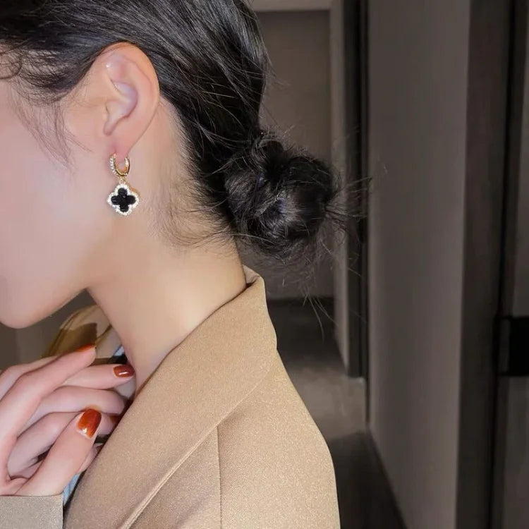 Clara Clover Earrings - Detail