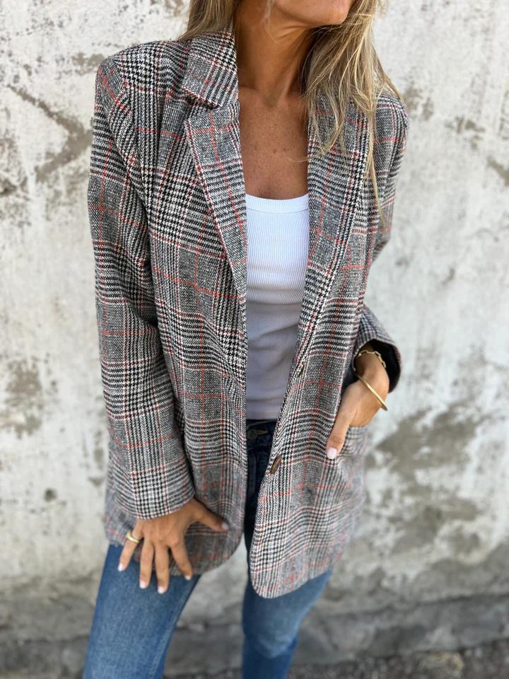 Optimized Product Title: "Vittoria Casual Checkered Blazer with Lapels - Stylish Women's Outerwear" 

This title includes relevant keywords while maintaining clarity and appeal for potential shoppers.