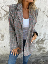 Optimized Product Title: "Vittoria Casual Checkered Blazer with Lapels - Stylish Women's Outerwear" 

This title includes relevant keywords while maintaining clarity and appeal for potential shoppers.