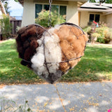 Optimized Product Title: "Herzförmiger Vogelnestmaterial Halter mit Aufhängekette – Ideal für Vogelhäuser und Garten Dekoration" 

This title includes relevant keywords while also providing additional context to attract potential buyers.