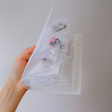 Enhanced Product Title: "Schmuck-Organizer-Buch mit 30 transparenten Taschen – Perfekte Aufbewahrung für Schmuck und Accessoires" 

This title includes keywords for better visibility while clearly describing the product's purpose and features.