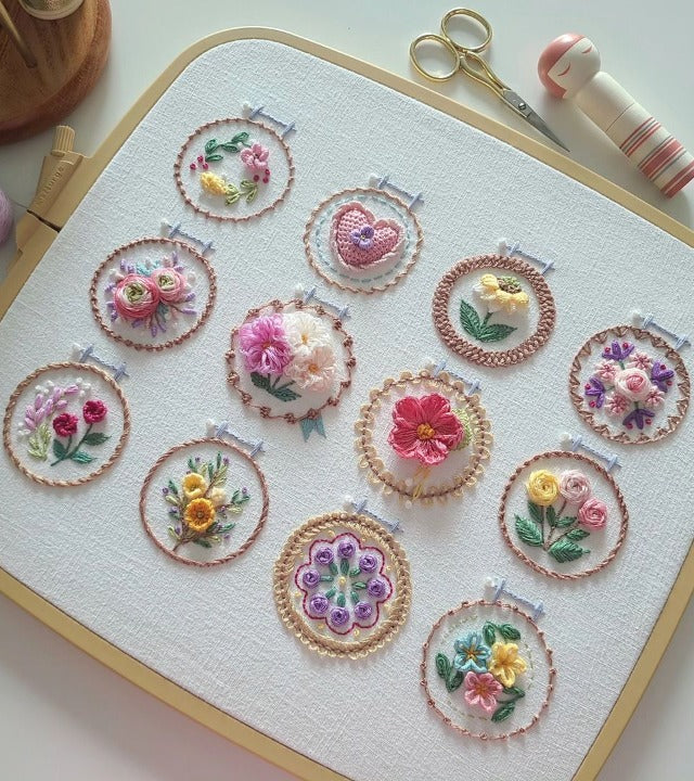 Blumen-Stickerei-Starter-Set – 12 Motive, Komplett Ausgestattet für Einsteiger | Hochwertige Stickmaterialien & Anleitung