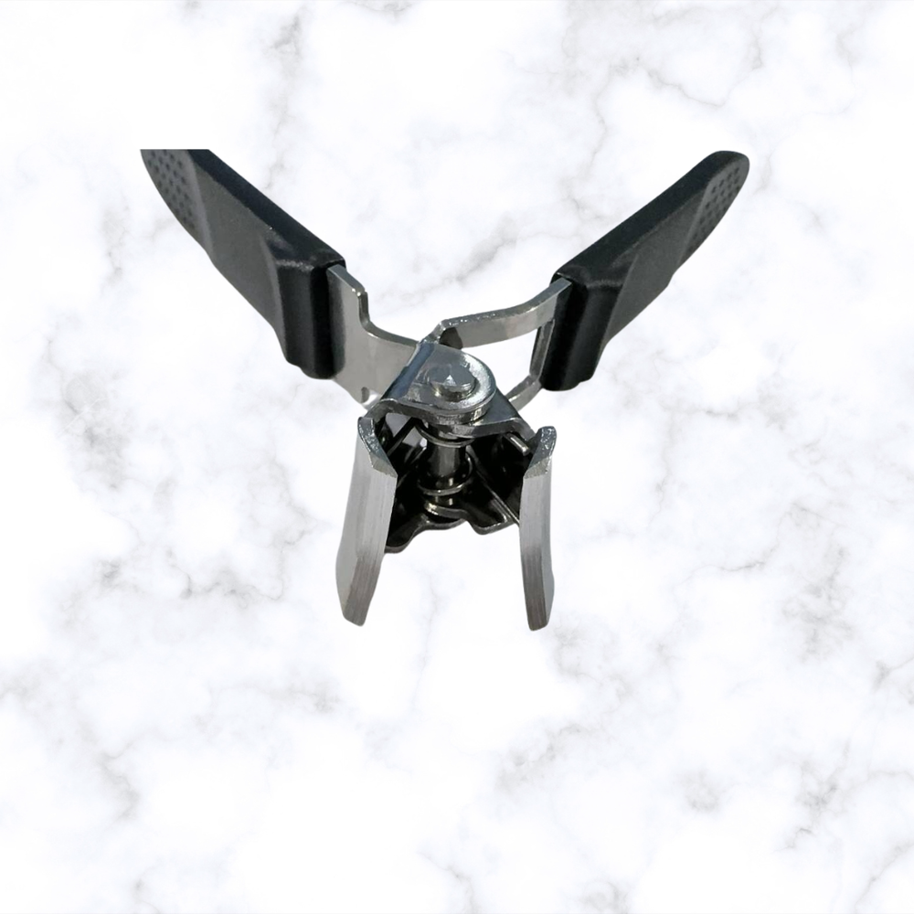 Optimized Product Title: "Ergonomischer Nagelknipser mit Abgewinkelter Klinge – Ideal für Eingewachsene Nägel, Präzise und Komfortabel" 

This title includes relevant keywords while emphasizing the product's unique features and benefits, making it more ap