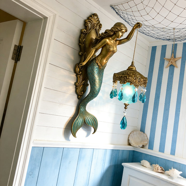 Optimized Product Title: "Meerjungfrau Wandlampe – Kreative Unterwasser-Mermaid Wandbeleuchtung für Kinderzimmer, Schlafzimmer & Spielzimmer" 

This title includes relevant keywords while providing additional context about the product's use and appeal.