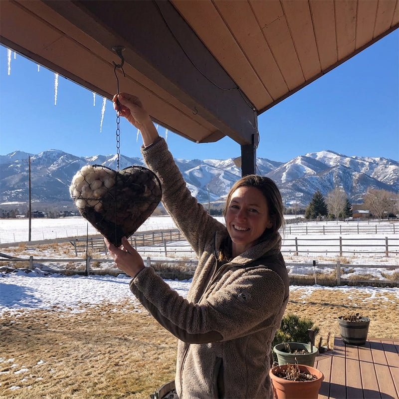 Optimized Product Title: "Herzförmiger Vogelnestmaterial Halter mit Aufhängekette – Ideal für Vogelhäuser und Garten Dekoration" 

This title includes relevant keywords while also providing additional context to attract potential buyers.