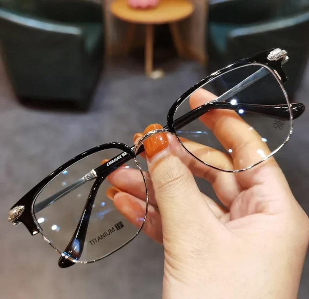 Enhanced Product Title: "Blaulichtfilter-Brille mit integrierter Lesehilfe – Optimale Augenentlastung für Bildschirmarbeit" 

This title includes relevant keywords and provides more context about the product's benefits, which can help improve visibility a