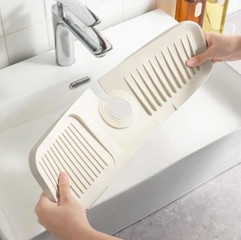 Enhanced Product Title: "Spülbecken-Abtropfmatte mit Spritzschutz – Rutschfeste, Wasserabweisende Abtropfmatte für Küche – Ideal für Geschirr und Besteck" 

This optimized title includes relevant keywords while providing additional details that may attrac