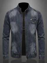 Optimized Product Title: "Herren Jacke mit Reißverschluss und praktischen Taschen – Stylische Freizeitjacke für Herren" 

This title includes relevant keywords while highlighting features and style, making it more appealing for Google Shopping.