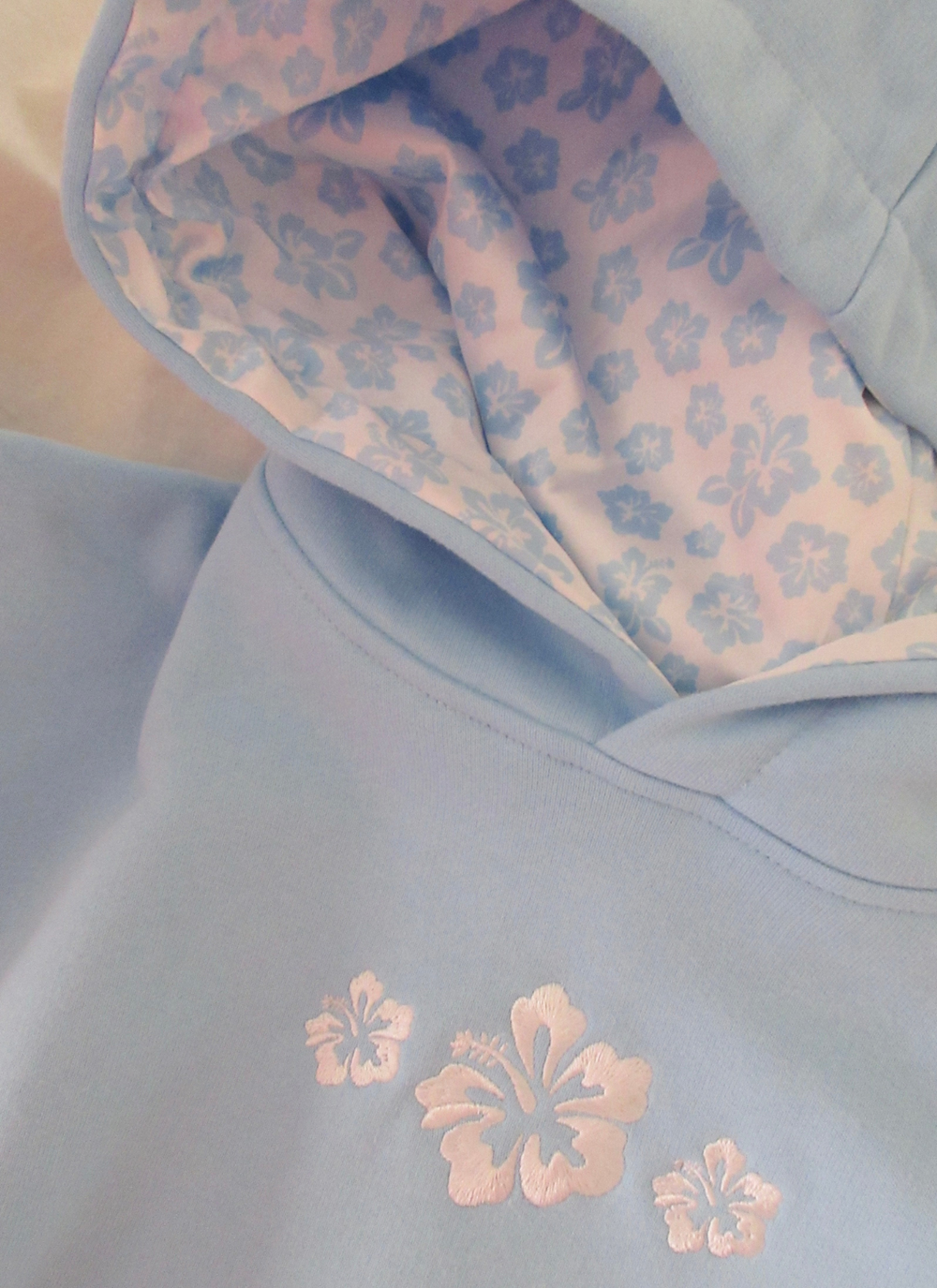 Women's Floral Embroidered Fleece Hoodie - Cozy & Stylish Sweatshirt for Casual Wear