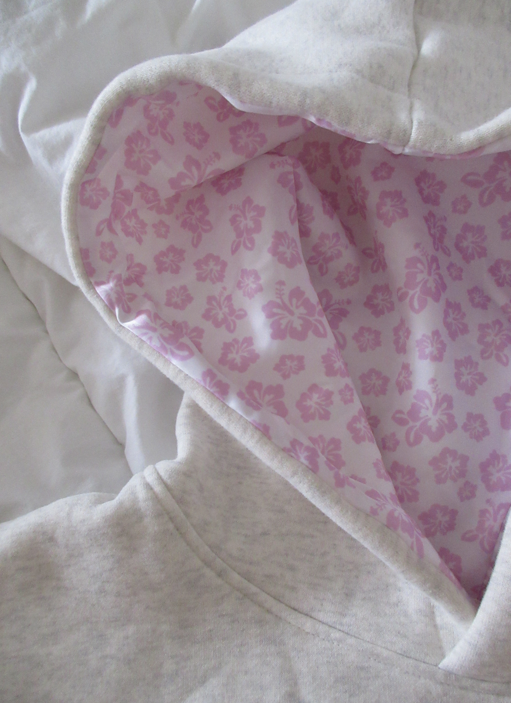 Women's Floral Embroidered Fleece Hoodie - Cozy & Stylish Sweatshirt for Casual Wear
