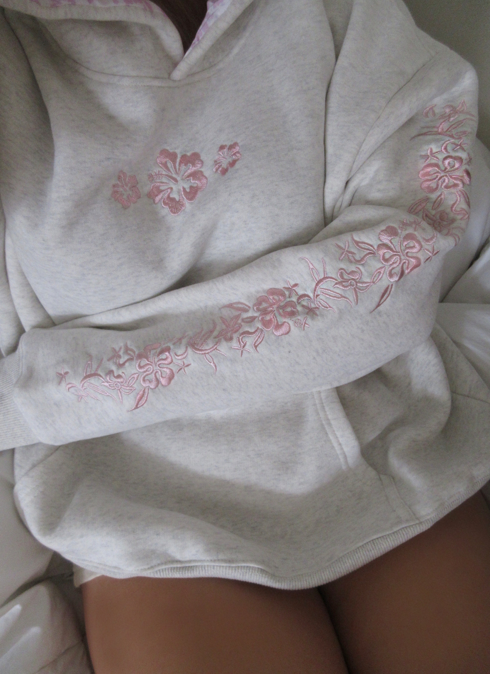 Women's Floral Embroidered Fleece Hoodie - Cozy & Stylish Sweatshirt for Casual Wear