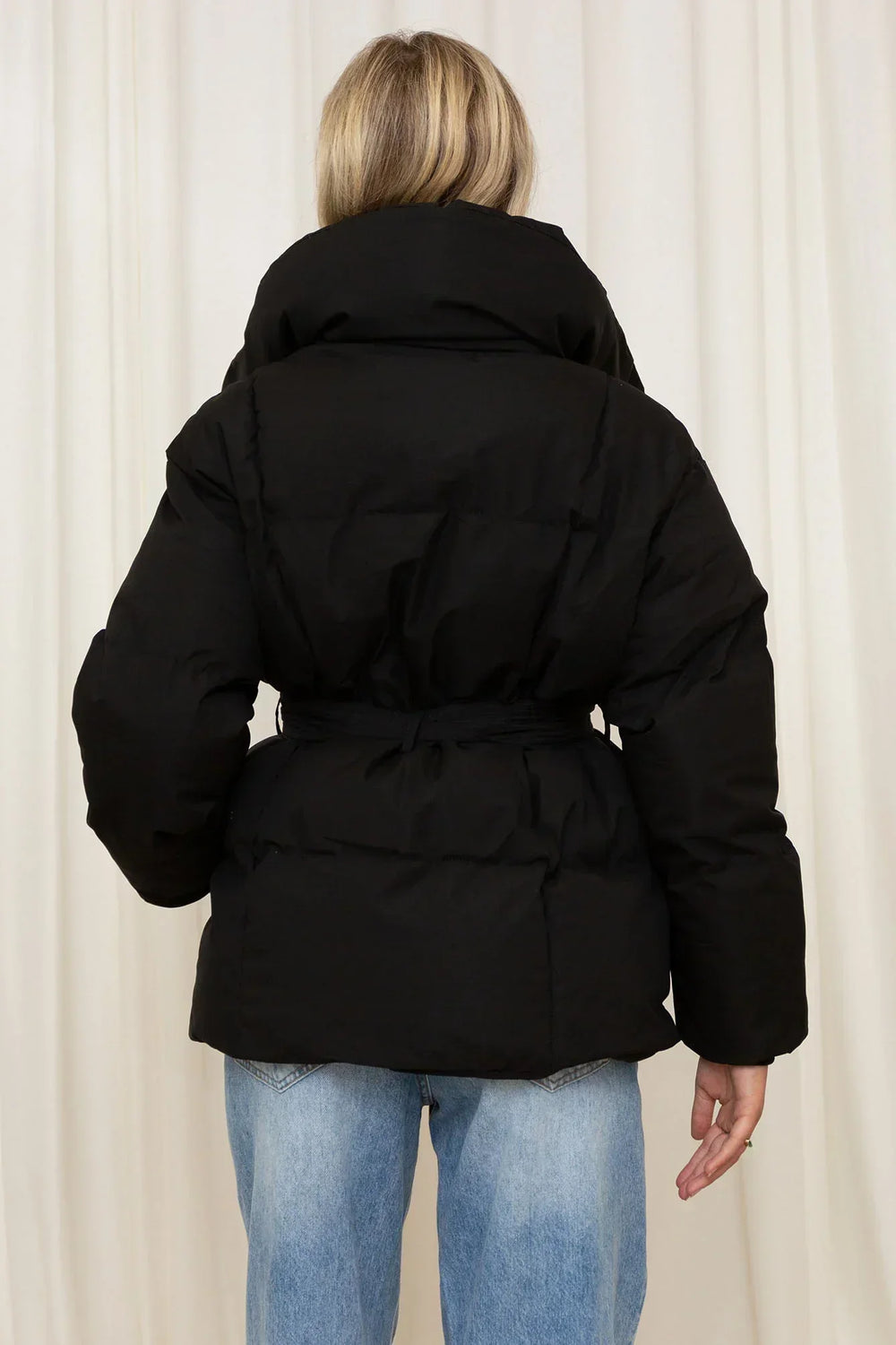 Enhanced Product Title: "Laura Elegante Wattierte Jacke für Damen – Stilvolle, Warmgefütterte Winterjacke mit Kapuze" 

This title includes relevant keywords and phrases that can improve visibility in Google Shopping searches while clearly describing the