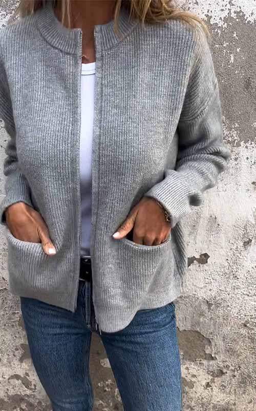 Enhanced Product Title: "Aurora Baumwollstrickjacke mit Reißverschluss – Bequeme und Stylische Damenjacke für Jede Gelegenheit" 

This title includes relevant keywords while also highlighting the product's key features and appeal.