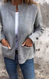 Enhanced Product Title: "Aurora Baumwollstrickjacke mit Reißverschluss – Bequeme und Stylische Damenjacke für Jede Gelegenheit" 

This title includes relevant keywords while also highlighting the product's key features and appeal.