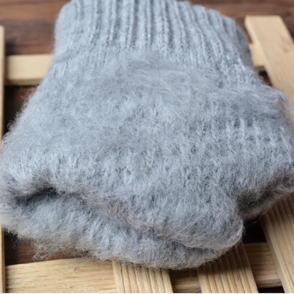Amara Women's Knitted Touchscreen Gloves - Warm & Stylish Winter Accessory