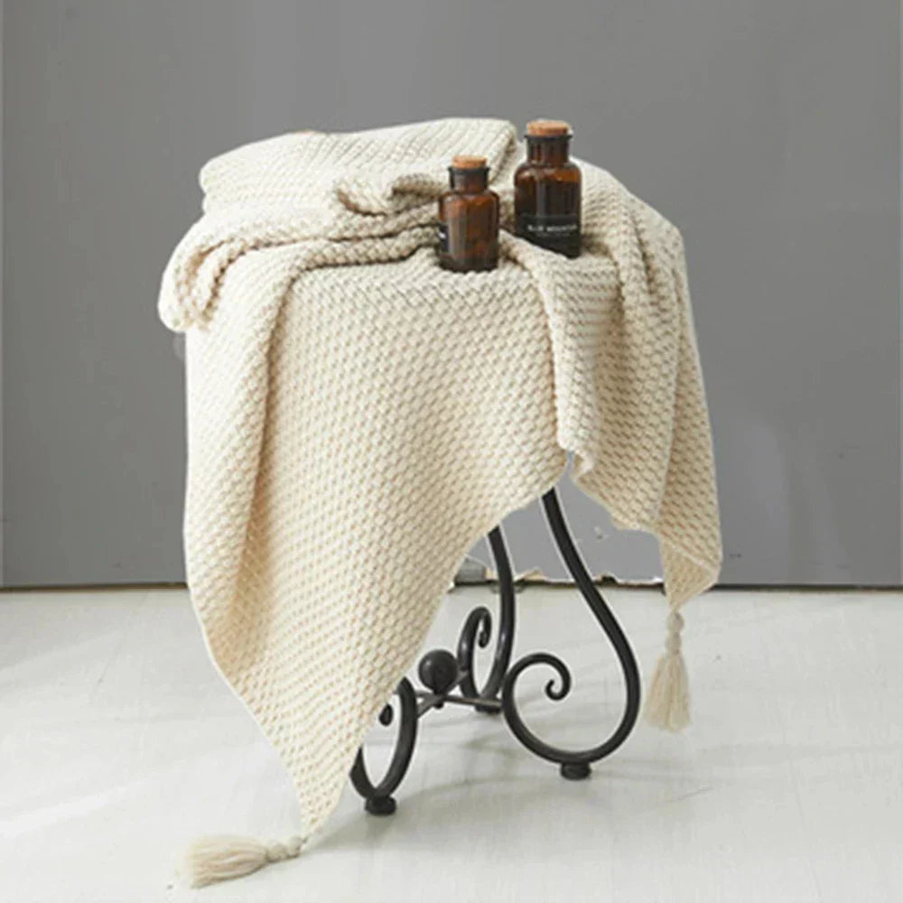 NordicCozy Knitted Wool Blanket with Tassels - Luxurious Softness & Warmth for Home Décor