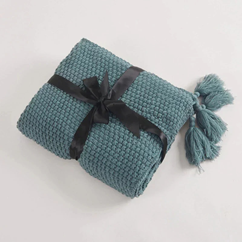 NordicCozy Knitted Wool Blanket with Tassels - Luxurious Softness & Warmth for Home Décor