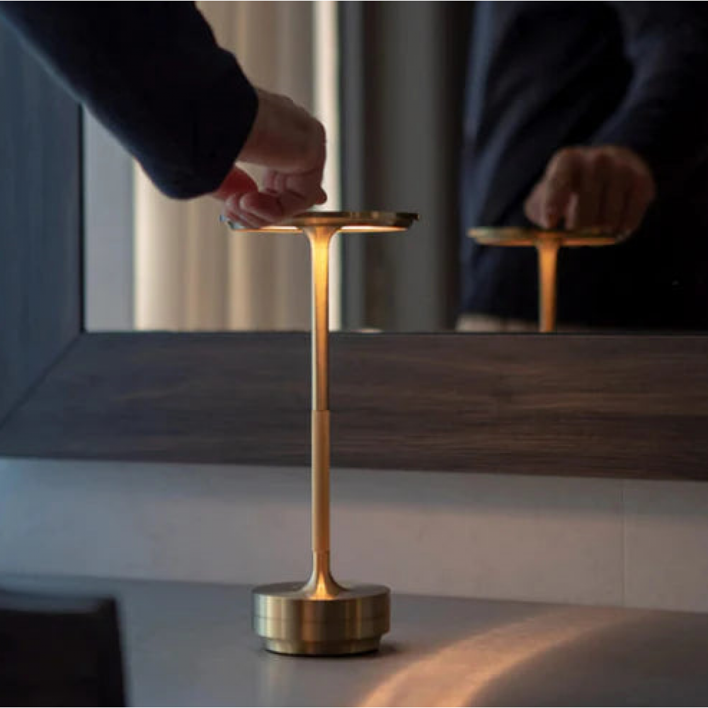 Optimized Product Title:  
Kabellose LED-Tischlampe mit Touch-Dimmer – Aluminium, IP44, Tragbare Nachtlampe für Innen und Außen, Energiesparend, Modernes Design  

This title includes relevant keywords while maintaining clarity and appeal for potential cu