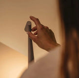 Optimized Product Title: "Kabellose LED-Tischlampe mit dimmbarem Licht – Moderne, tragbare Beleuchtung für Zuhause und Büro" 

This title includes relevant keywords and provides additional details to attract potential buyers.