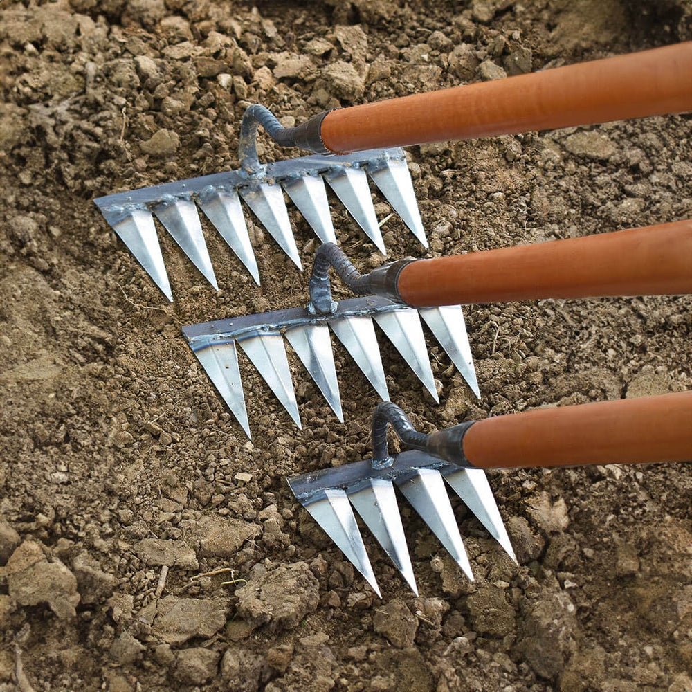 Optimized Product Title: "Hochwertige Gartenhacke aus Kohlenstoffstahl – Scharfe Zinken für effektives Jäten und müheloses Bodenlockern" 

This title includes relevant keywords while enhancing clarity and appeal for potential buyers.