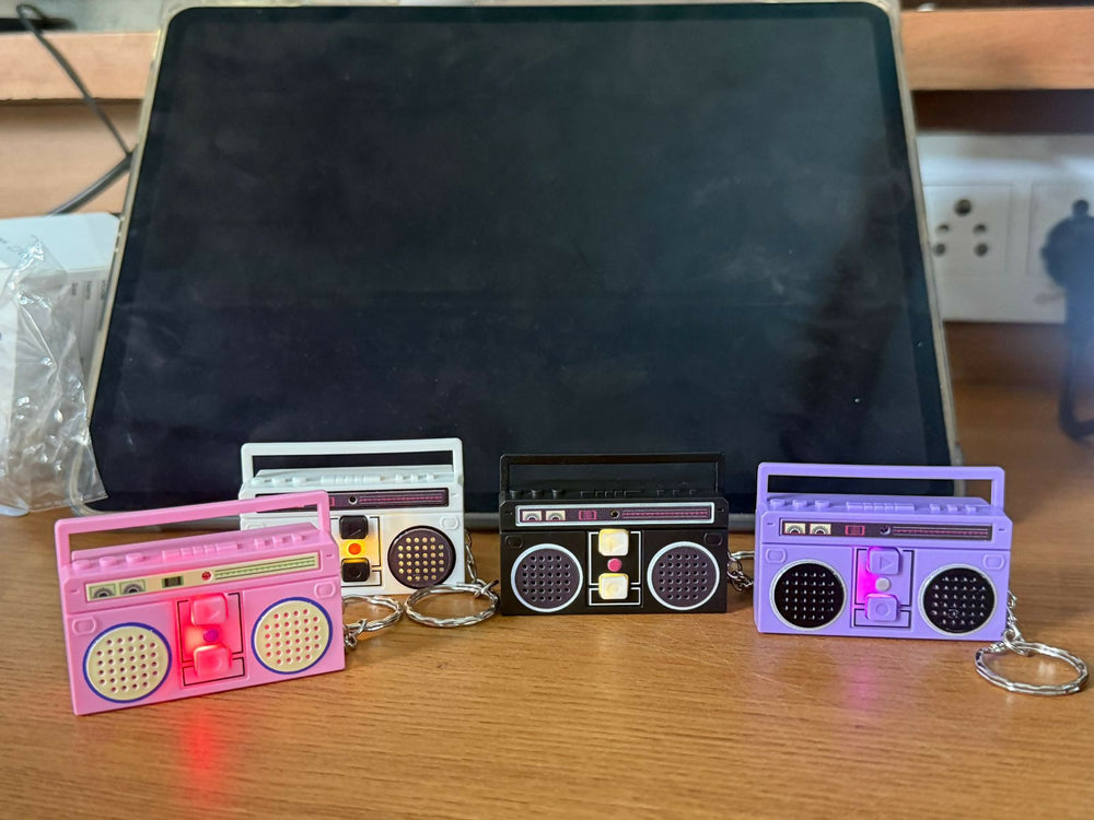 Mini Voice Recorder Keychain – Retro Radio Design, Record & Playback