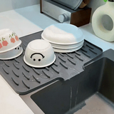 Silicone Dish Draining Mat – Built-In Drain Spout, Non-Slip & Dishwasher-Safe