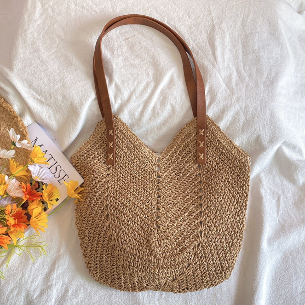 Chic Women's Shoulder Bag - BreezeWoven Fashionable Handbag for Everyday Use