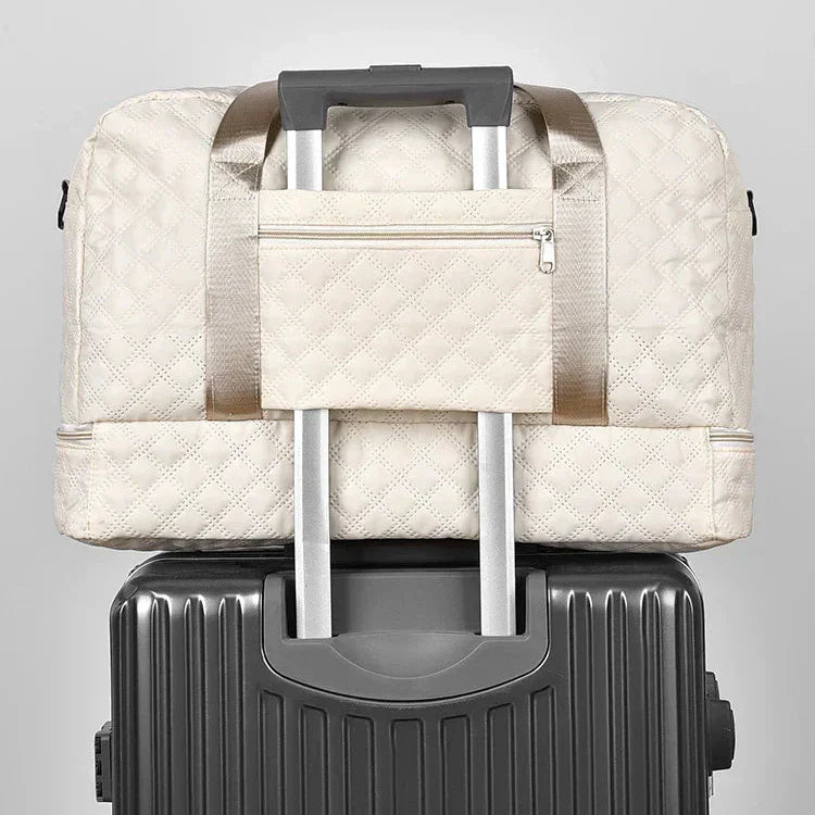 Optimized Product Title: "Gesteppte Reisetasche mit Schuhfach – Stylische und Praktische Reisetasche für Reisen und Sport" 

This title includes relevant keywords while highlighting the product's features and benefits, making it more appealing for Google